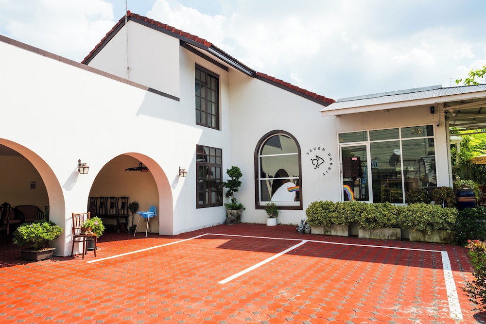 Seven Rabbit House