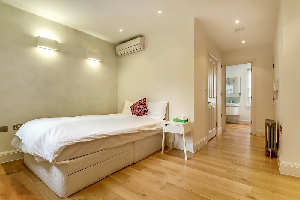 Pont Street Mews Townhouse