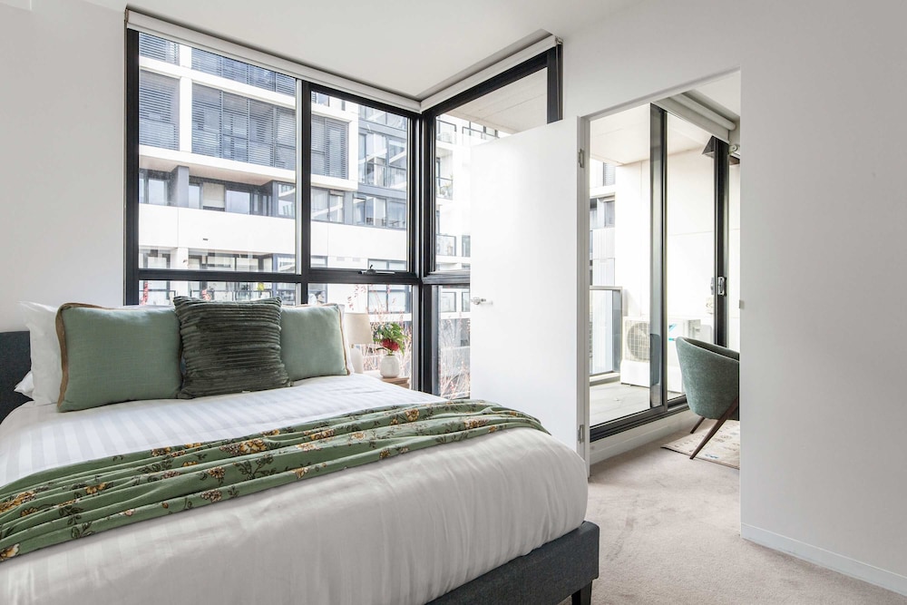 A Cozy 2BR Apt Next to The Yarra River