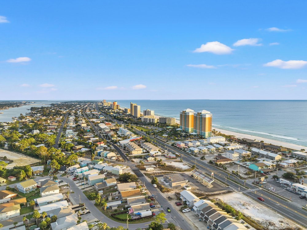 Spacious 4-bed, 3-bath Beach House Sleeps 12 for the Perfect Getaway