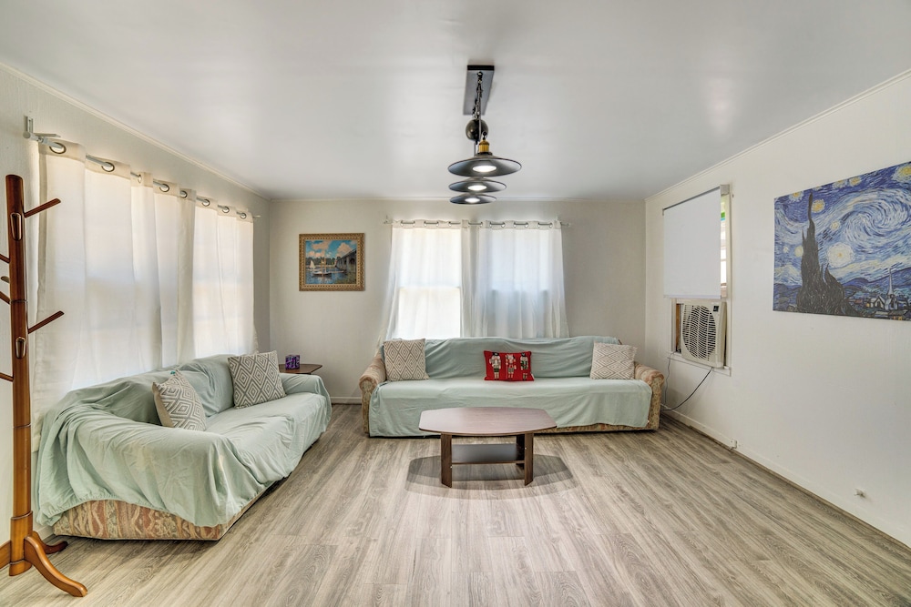 3 Mi to Airport: Pet-friendly Home in Ontario Home