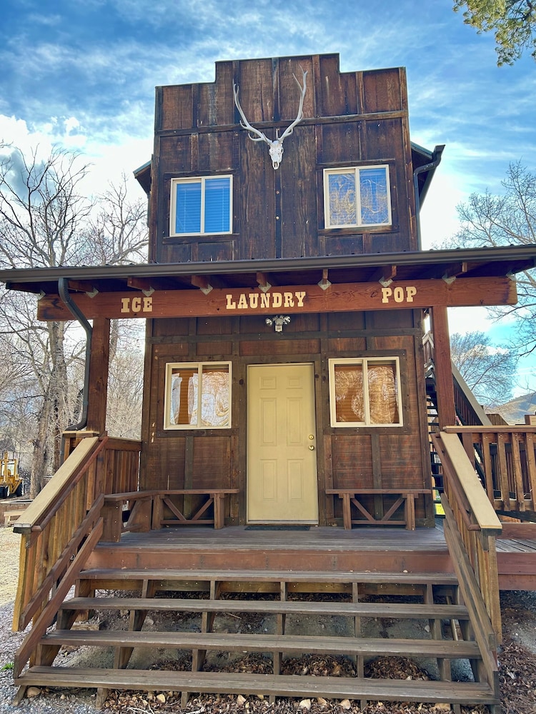 Moore's Old Pine Inn
