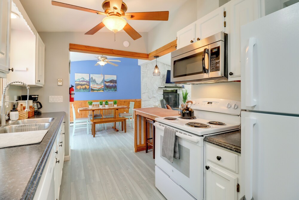 Community Pools & Hot Tub: Albrightsville Cottage!