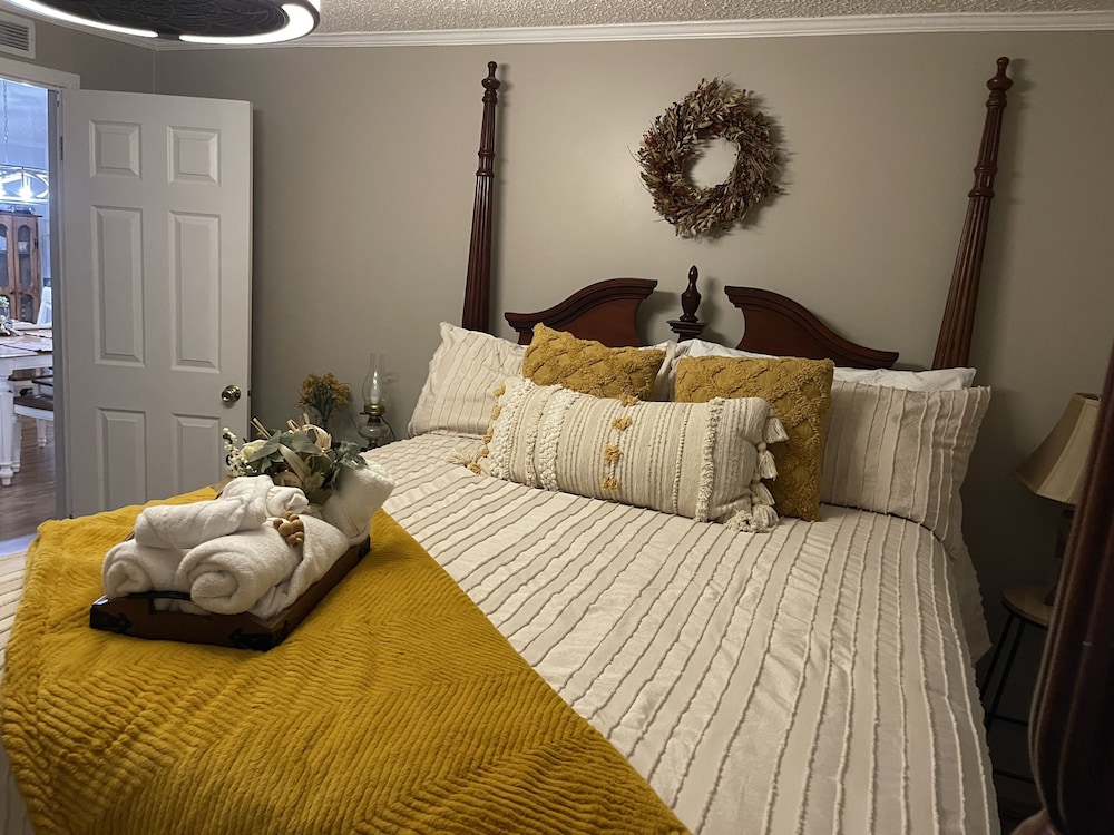 Twin Ponds Retreats 4 Bedroom Retreat by RedAwning view 3