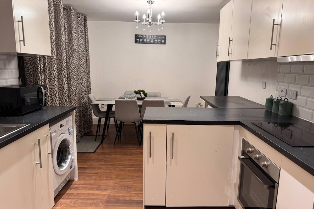 Modern Easedale House - 3 Bed House in Hornchurch