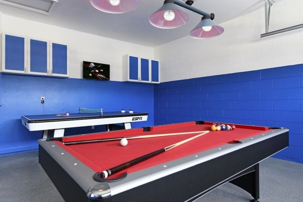 Spacious 4br Villa W/ Pool & Games Room, 3 Miles From Disney 4 Bedroom Villa