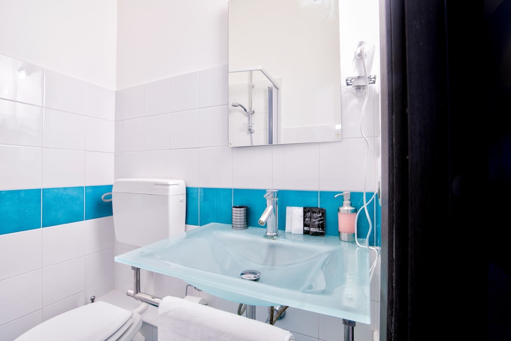 Maqueda Central Suites en Palermo — bathroom