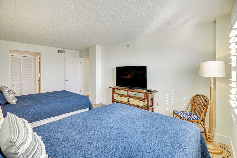 Beachfront Condo w/ Pool Access in Ponce Inlet