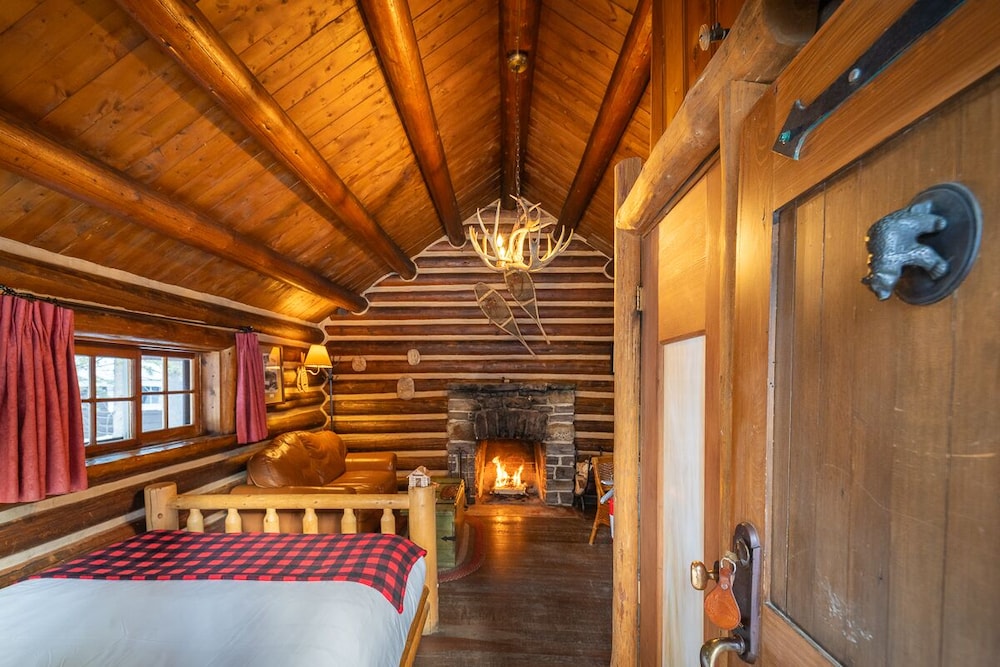 Storm Mountain Lodge Cabins & Dining