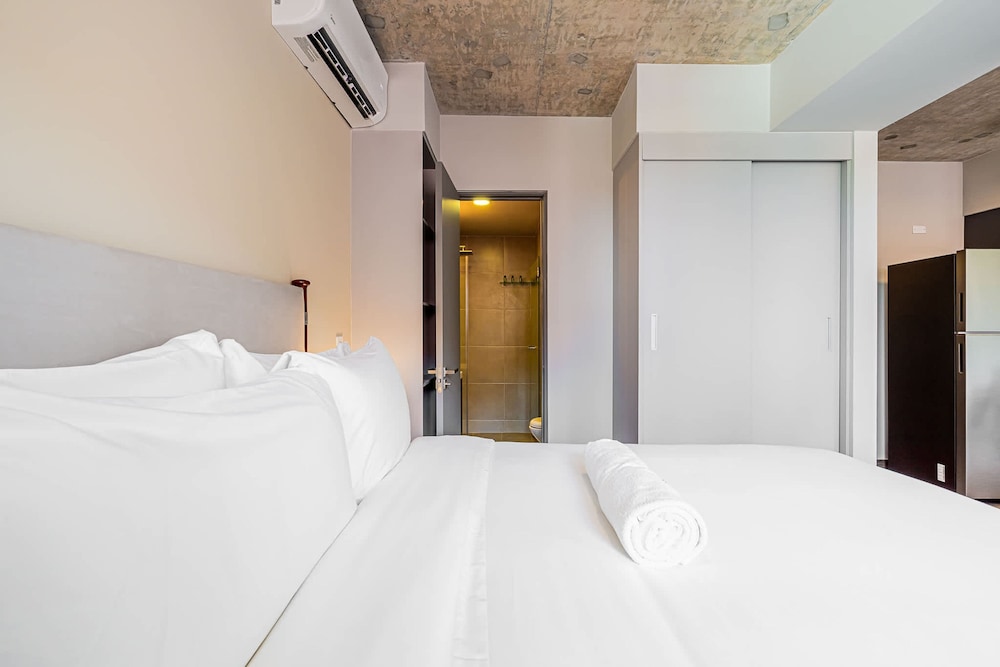 w Splendid 1BR in the Heart of Centriqo