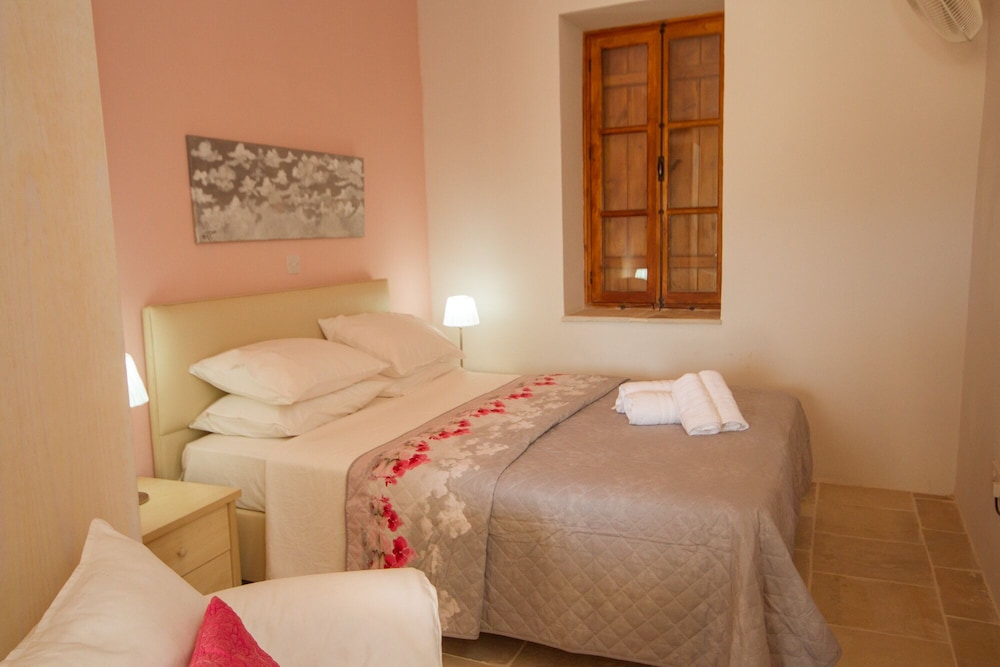 Thyone Uno Bal Cottage view 3