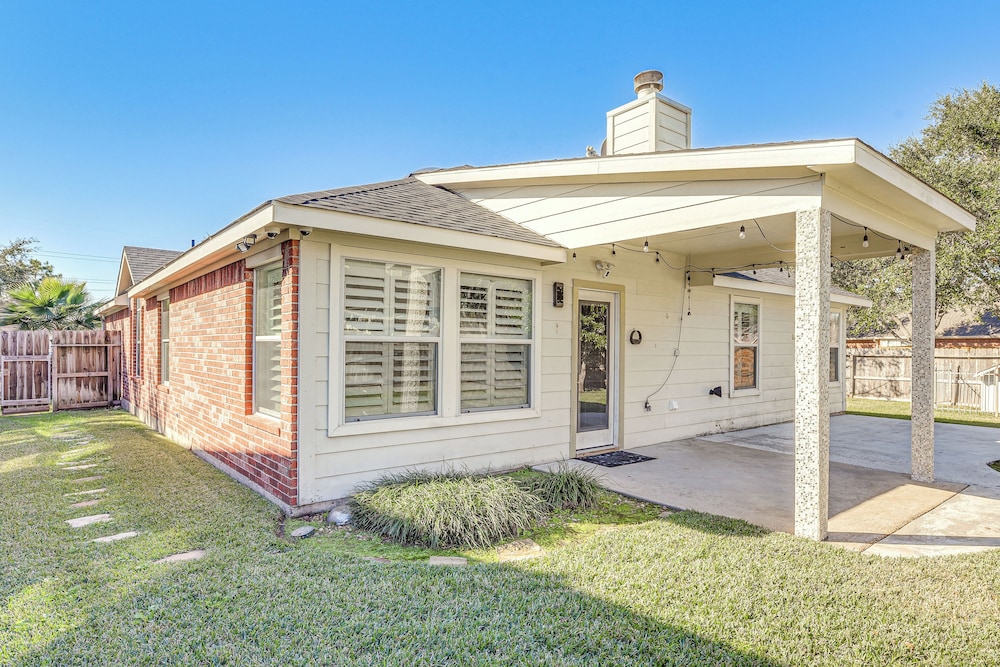 Community Pool & Courts: Missouri City Gem w/ Yard