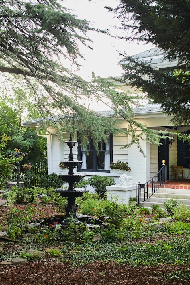 Apt1 Edenbrae - Serene Walkable Modern Retreat Named Best in Bham