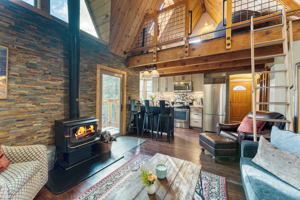 Jeffrey Pines Lofted Cabin, Minutes to Lake A-frame-inspired Design, Deck