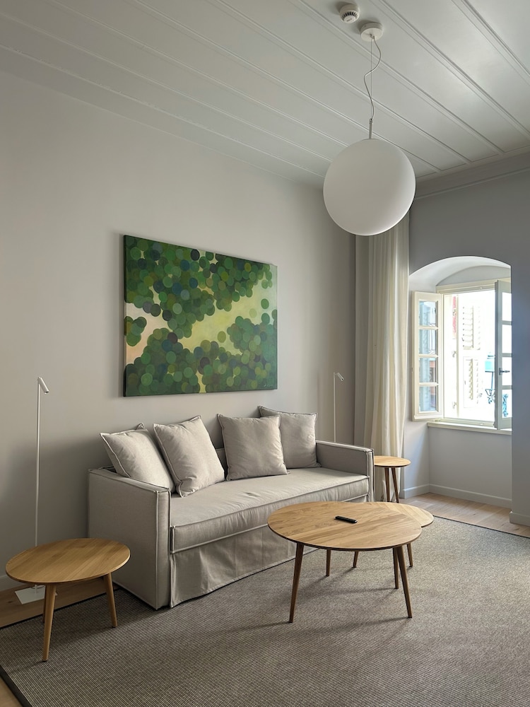 Amalie Suites