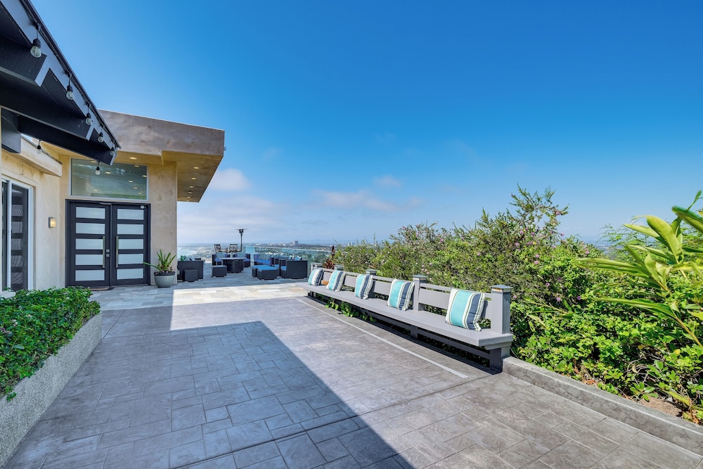 Pool & Coastline Views: Luxe La Jolla Home