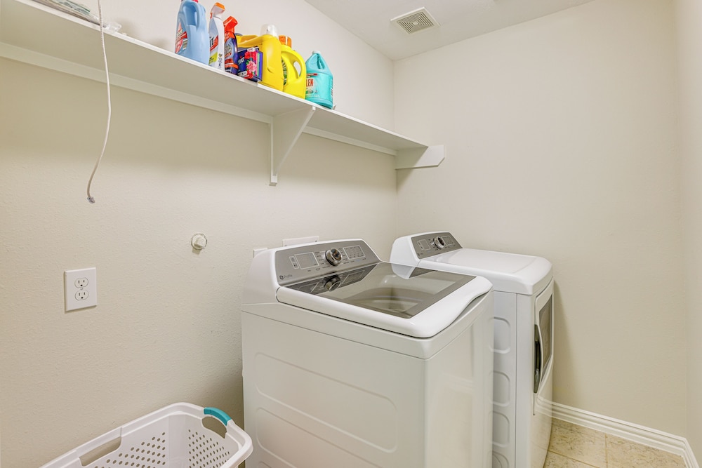 Group-ready Getaway in North Houston!