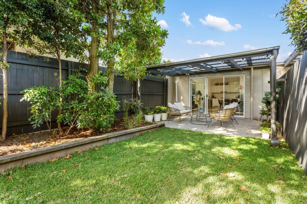Patio House: Moments From Marrickville Metro