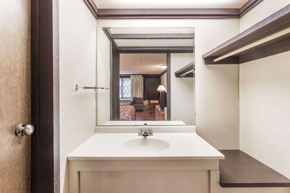 Mount Pleasant Vacations - Knights Inn Racine - Property Image 1