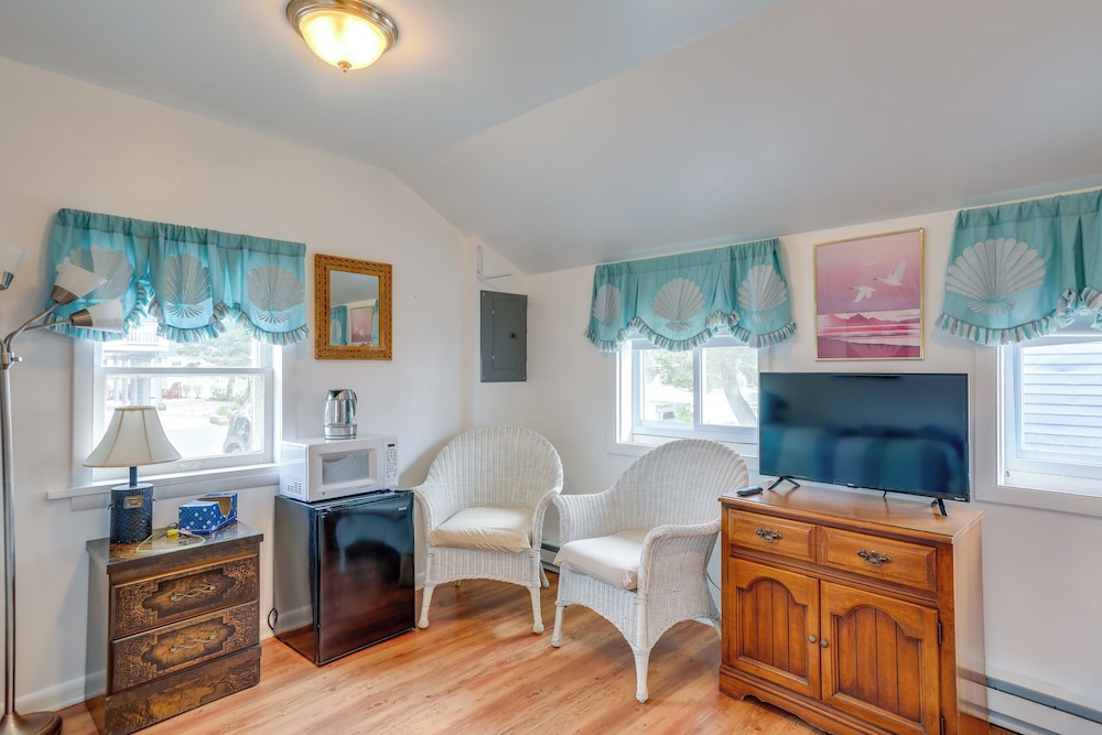 Steps to Surf City Beach: Pet-friendly Cottage!