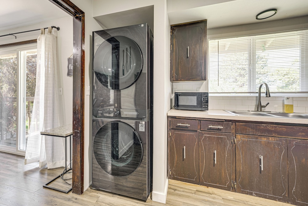 Cozy Apt w/ Private Deck, 2 Mi to Toyota Center!