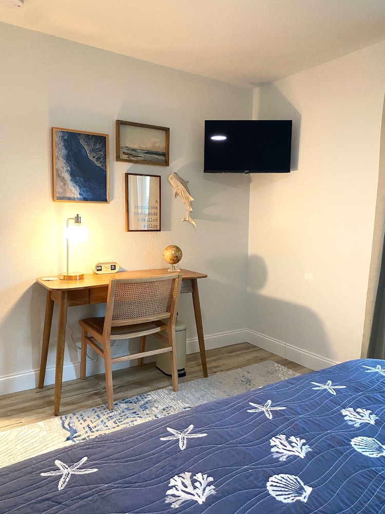 Castaway Cottage Near IMG and Beaches