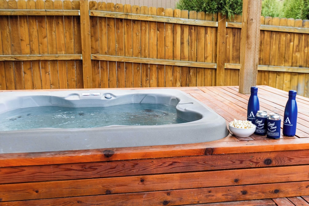 Old Mill Getaway by Avantstay Private Backyard w/ Hot Tub