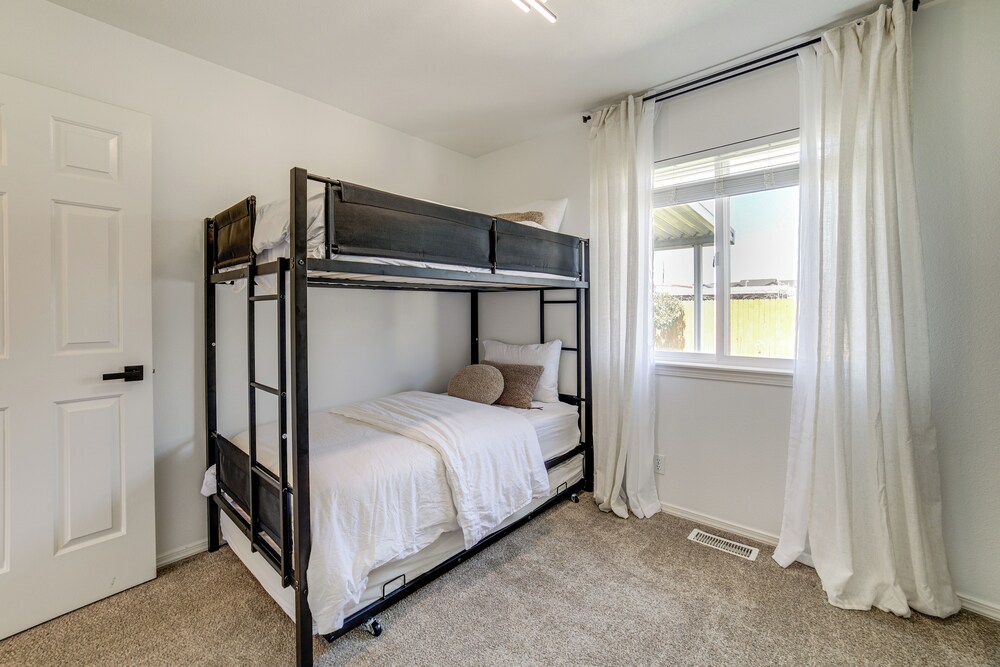 7 Mi to Dtwn: Charming Retreat w/ Yard in Boise