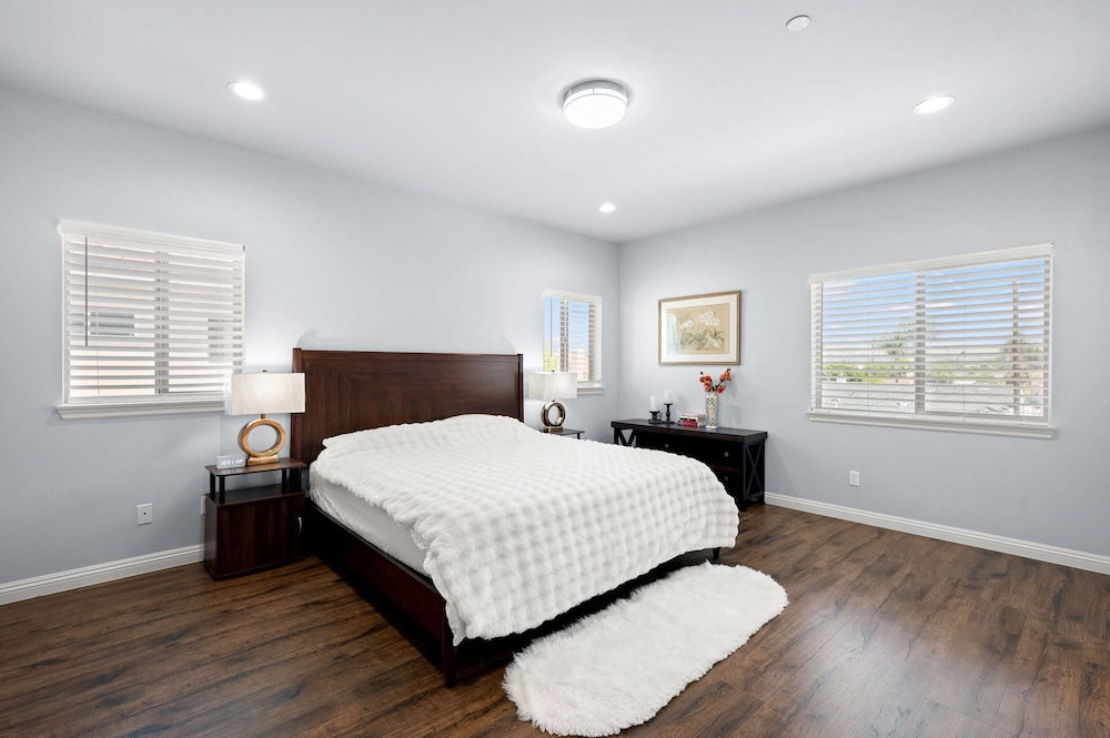 Modern Spacious Home Bright Family Group Friendly