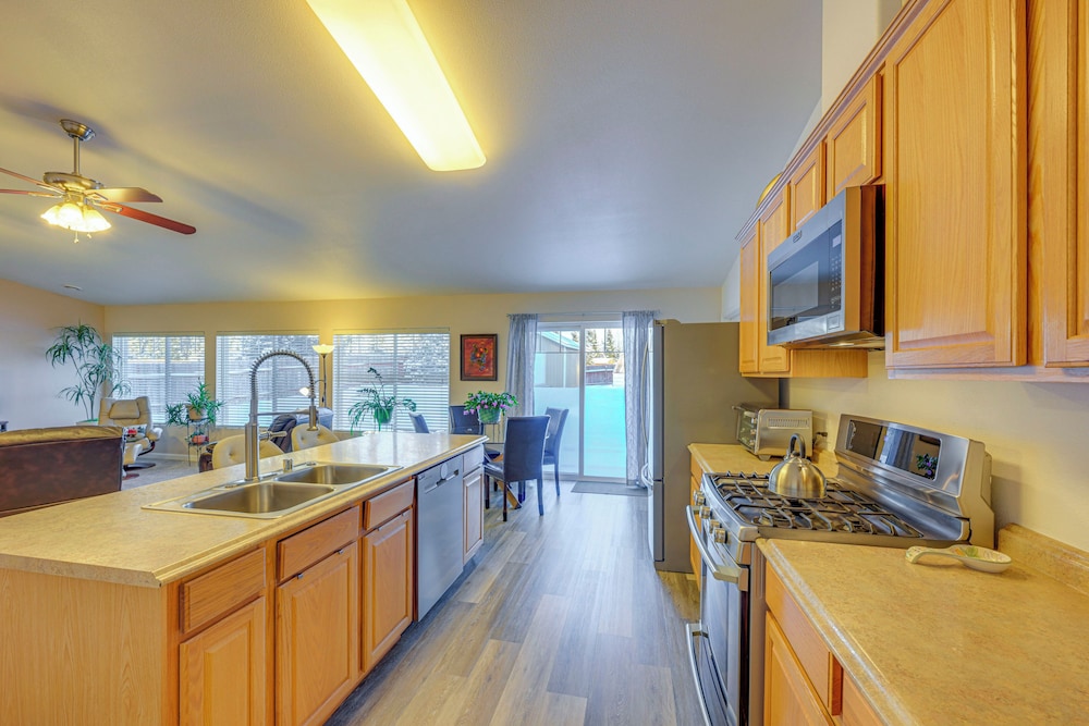 ~ 3 Mi to Ski & Hiking Trails: Soldotna Home