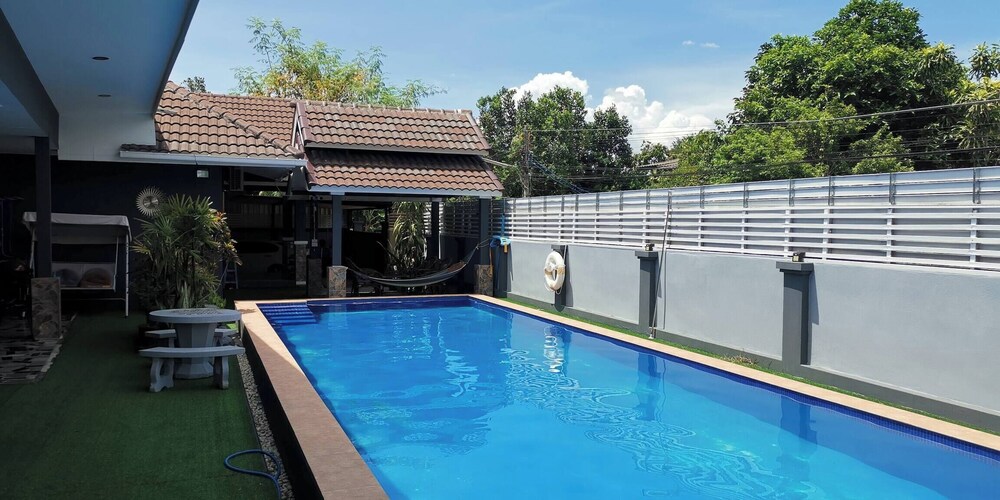 Stardome Pool House of Absolute Privacy