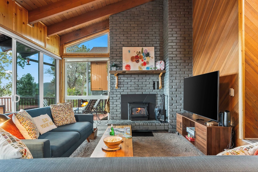 Scenic North Shore Stay w/ Games, Near Snow Summit Lakeview Lodge by Avantstay