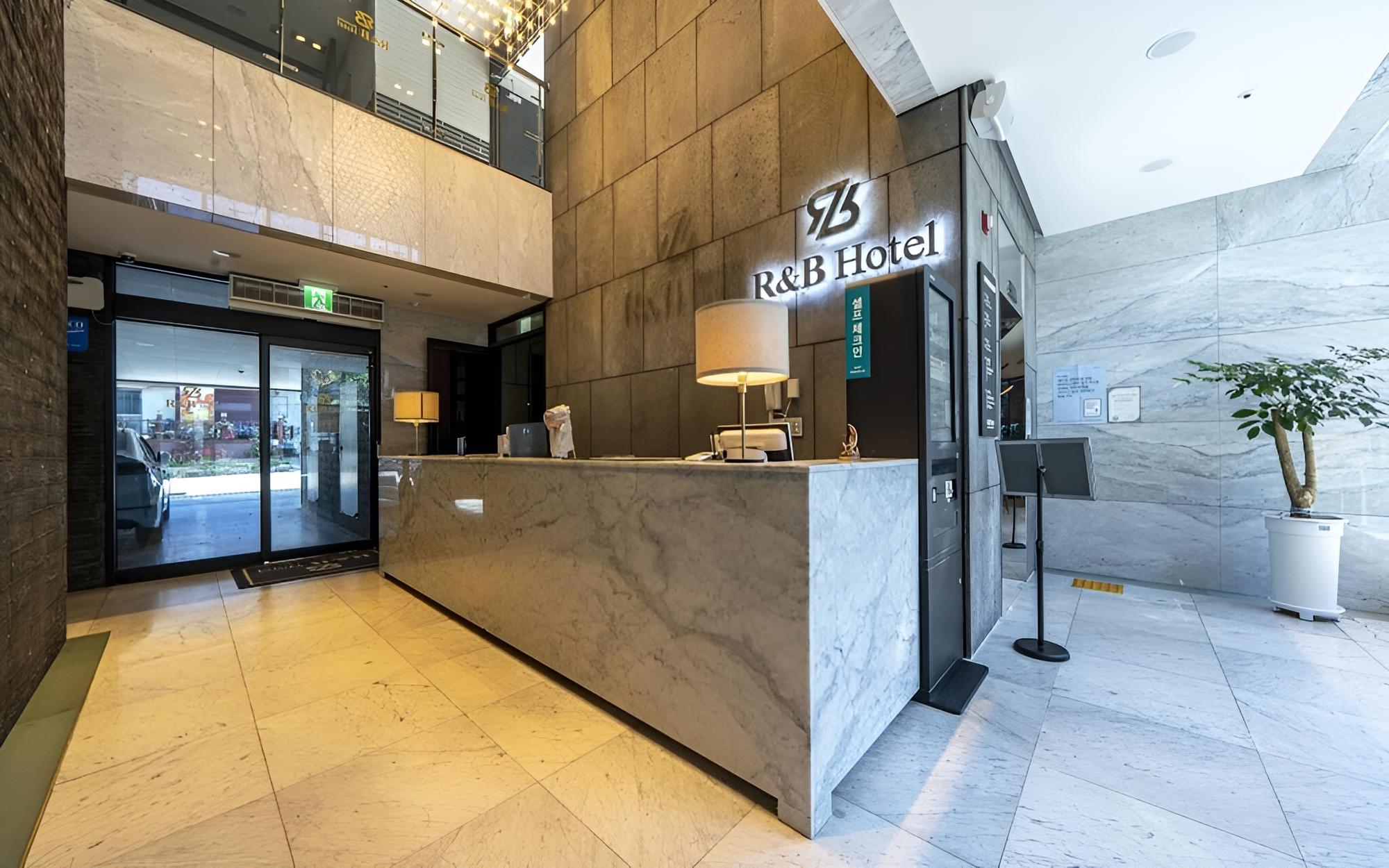 R&B Business Hotel
