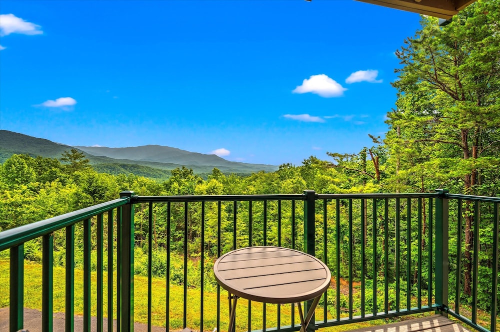 Mountain Views Indoor Pool Sauna Fireplace