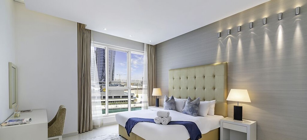 LUX The Voleo Canal View Suite
