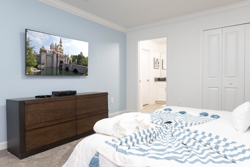 Stunning 4 Bd w/ Pool Close to Disney at Champions Gate 1158-3
