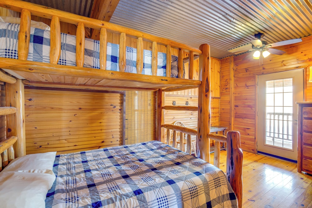 Group Getaway! Multi-level Lodge on Lake Tawakoni