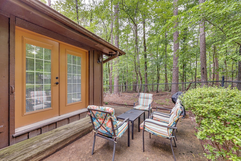 Walk to Lake Desoto: Hot Springs Village Retreat!