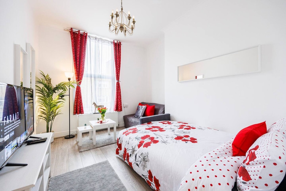 Kensington Charming and Bright Flat