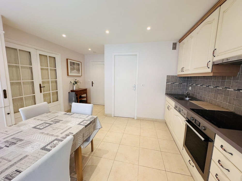 Two Bed Apt in the Center of Cannes - 2229