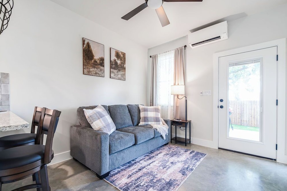 Pet Friendly W/hot-tub-six Minutes to Downtown!