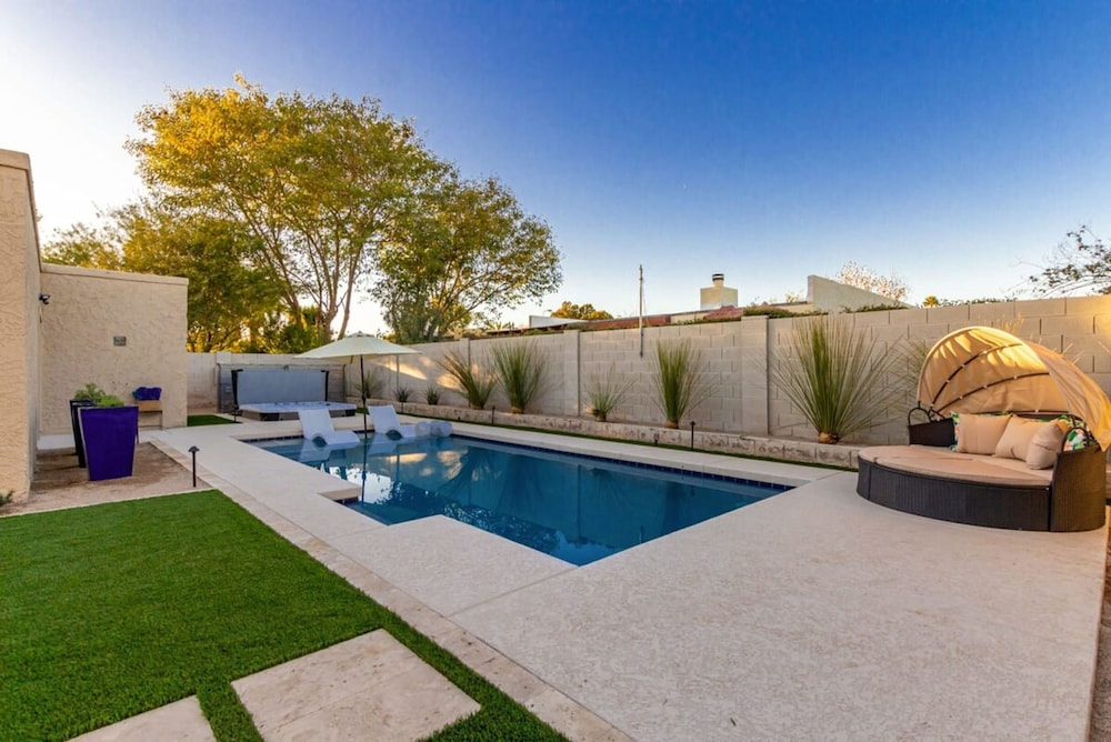 Executive Retreat Pool Spa AZ Canal Trail BBQ