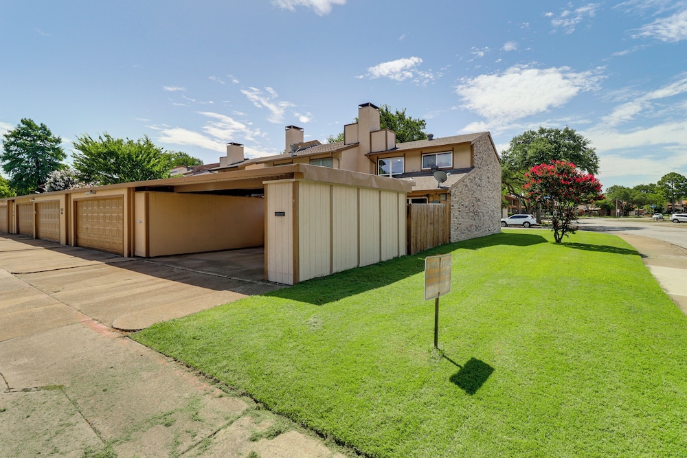 5 Mi to At&t Stadium: Townhome w/ Community Pools!