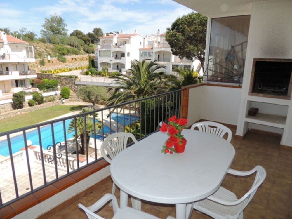 Pretty Apartment Near Roses Beach