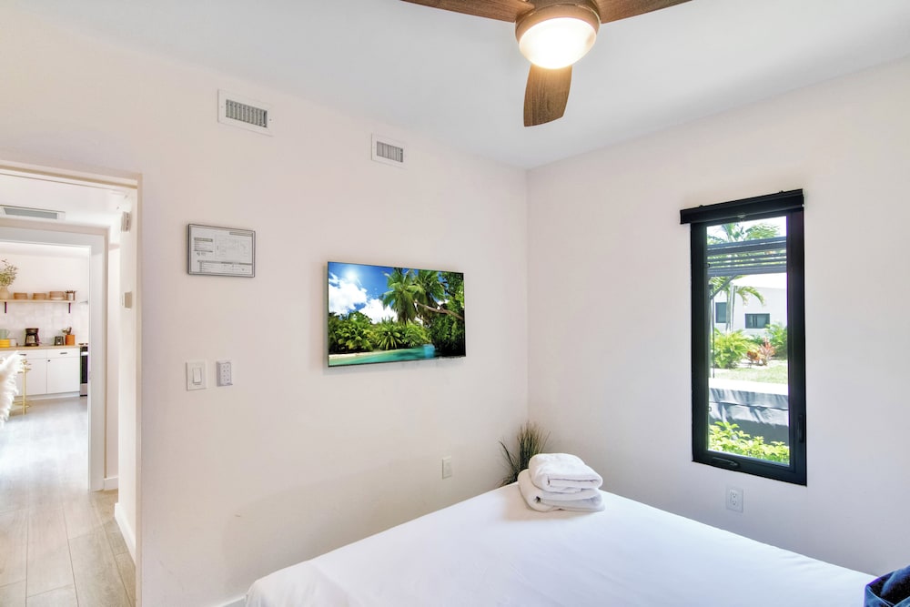 5BR Sleeps 14 w/ In-law Suite & Bbq!