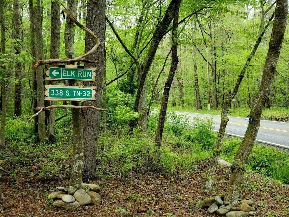 Elk Run On Cosby Creek - 2 Bedrooms, 2 Baths, Sleeps 7 Cabin by RedAwning