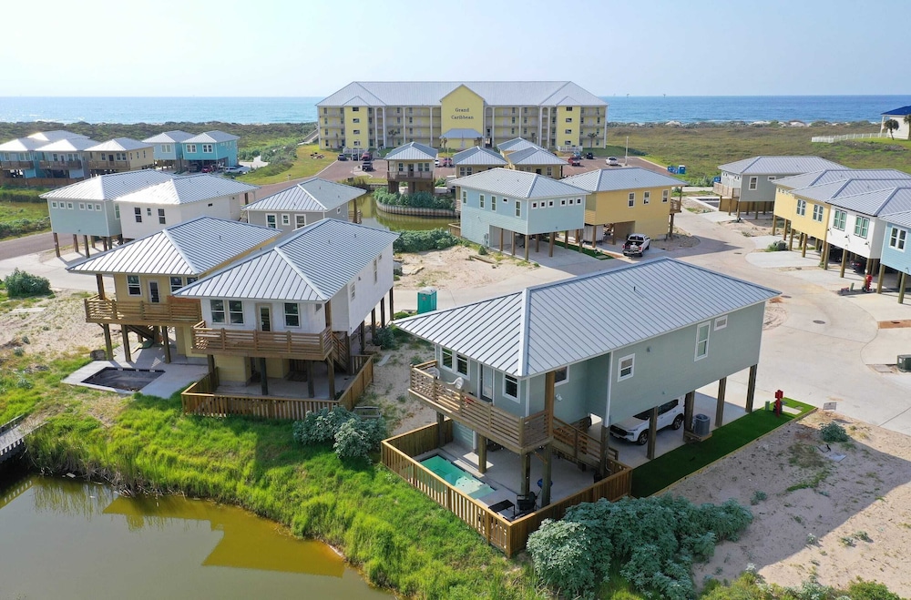 Sleeps 20 2 Homes w/ Beach Boardwalk Access, Water Canal Views, & Priv Pools