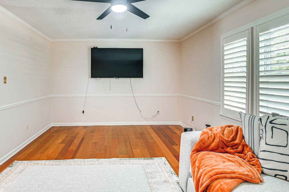 Steps to Sand: Walkable Condo in Myrtle Beach!