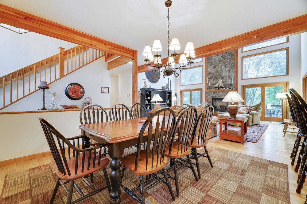 Elk Hollow by Avantstay Lakefront Chalet w Game Room Fire Pit