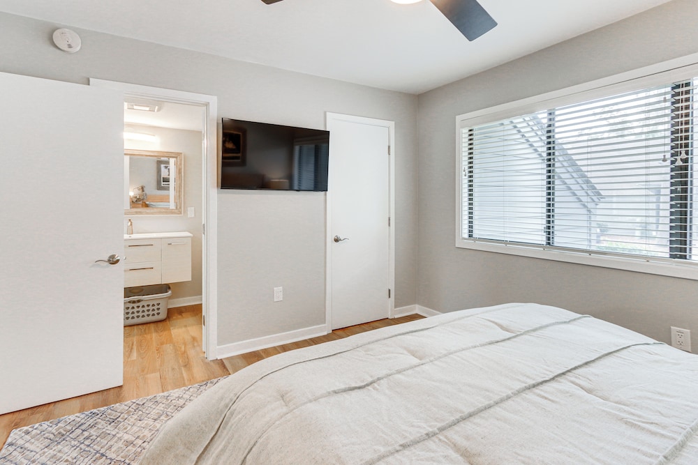 Walk to Community Beach: Coastal Carolina Condo